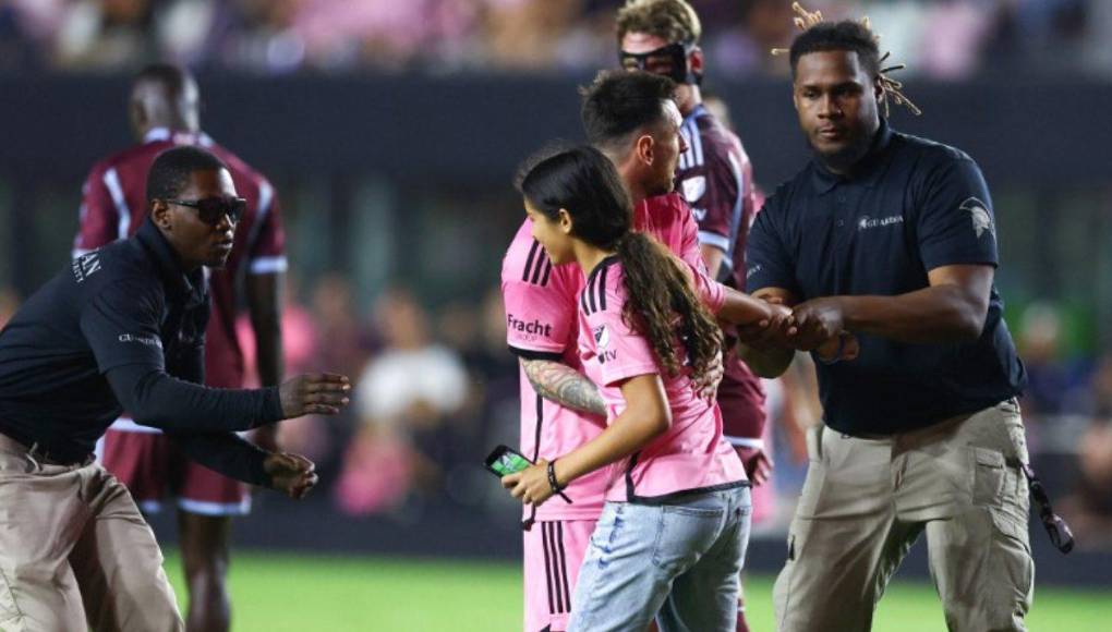 La joven quiso escapar para evitar sr detenida por los miembros de seguridad.