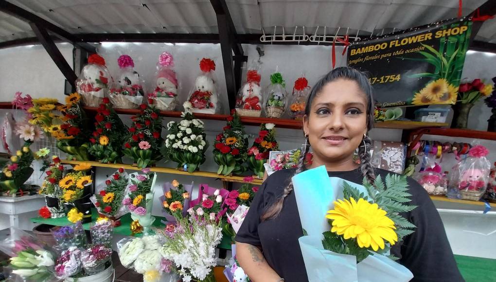 La vendedora Nohemy Chavarría afirma que aunque es temporada de tulipanes, los sampedranos prefieren las rosas y girasoles, porque el precio es menor.