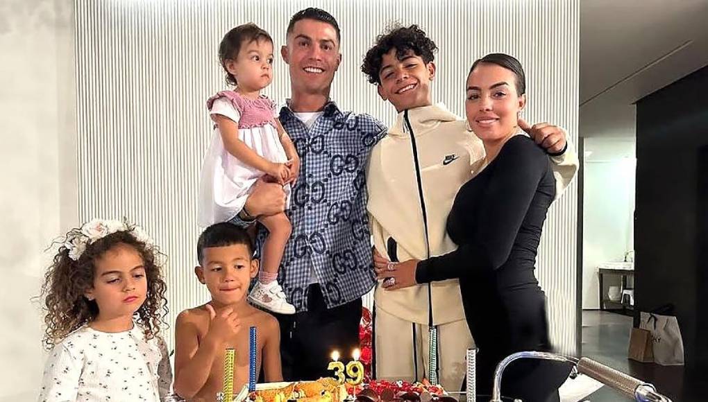 El diario iraní replicó subió las dos fotos que había en el posteo, pero una de ellas con un claro retoque en el trasero de Georgina. 