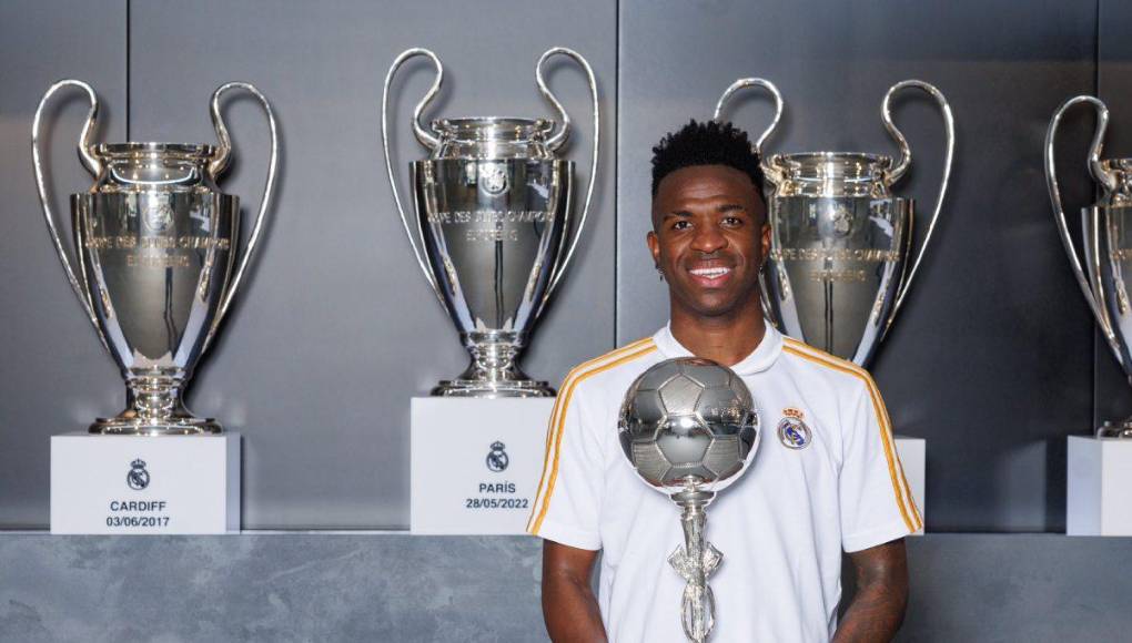 Según prensa española, Vinicius no estaría nada contento con la llegada de Mbappé al Real Madrid. El brasileño tendrá que cambiar de posición y además no será la máxima figura del cuadro blanco.