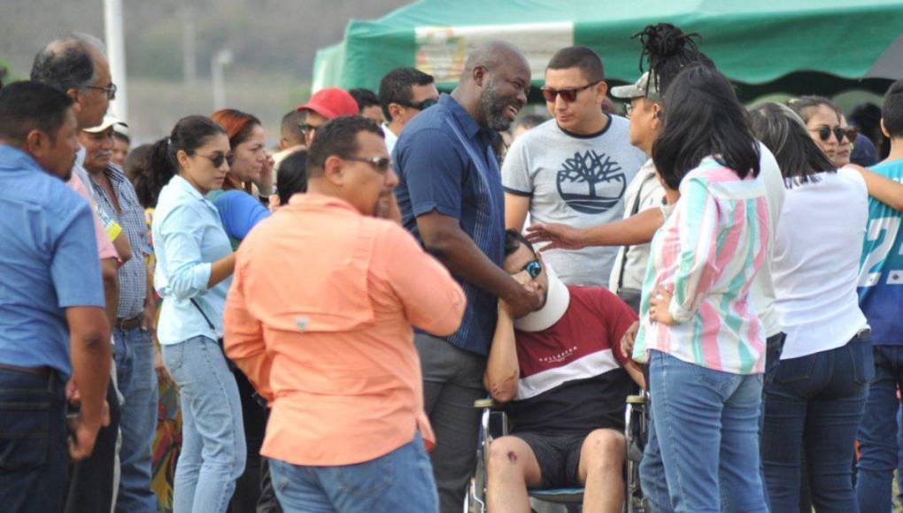 Varios exjugadores llegaron a darle apoyo a Rubén Matamoros y uno de ellos fue el exdefensor Osman Chávez.