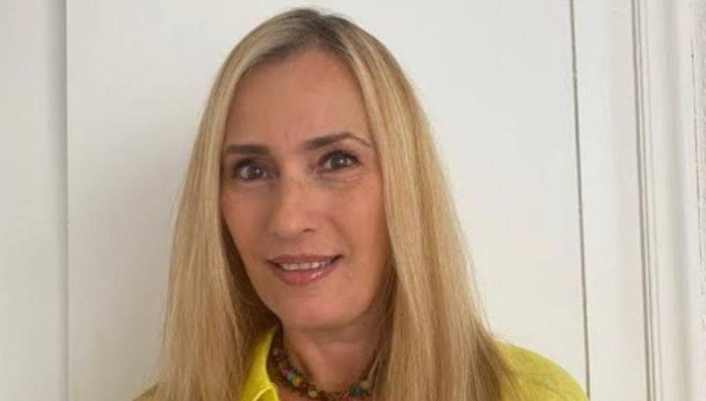 A través de su canal de YouTube, la periodista Inés Moreno desmintió que Yolanda Andrade se ausentó del festejo de cumpleaños de Montserrat Oliver por celos de Yaya Kosikova, como lo afirmó la reciente publicación de una revista, y pidió oraciones por la salud de la conductora.