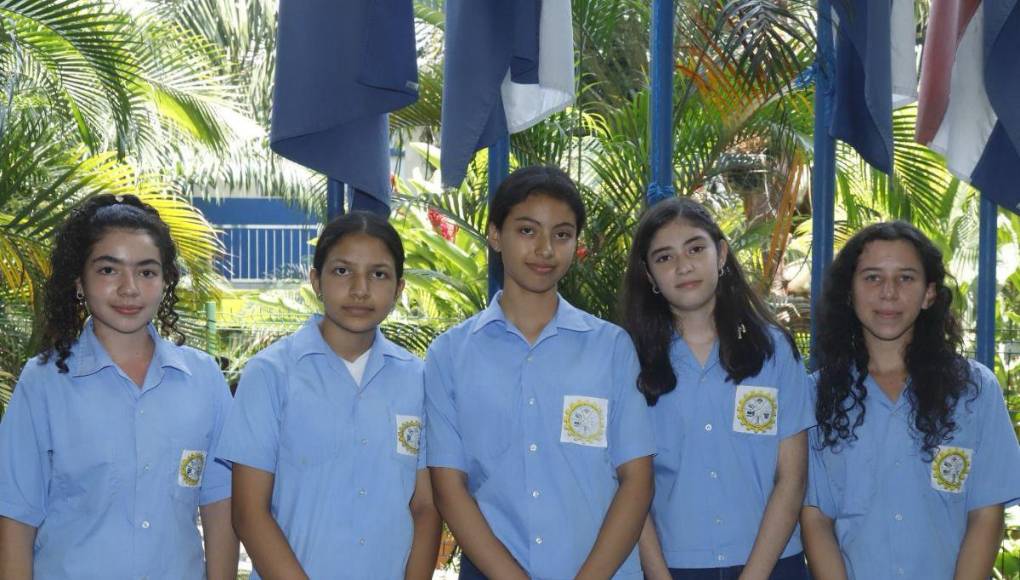 De una población estudiantil de cerca de 800 estudiantes, cinco jovencitas son las que destacan entre los mejores estudiantes de excelencia académica del Instituto Gubernamental Técnico Juan Alberto Melgar Castro, del municipio de San Francisco de Yojoa en aldea Cañaveral. 