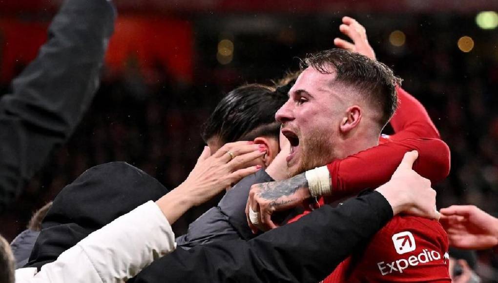 Florentino Pérez es consciente que su club deberá reforzar el centro del campo en caso de que Modric y Kroos decidan marcharse. El presidente ya cerró el fichaje de Kylian Mbappé y ahora estaría valorando a Mac Allister.