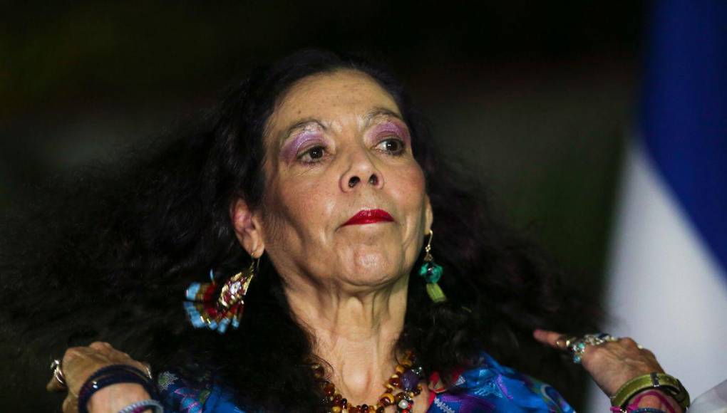 Según información recopilada por People en Español, el comunicador explicó que la esposa del mandatario de Nicaragua, Rosario Murillo, y su hija, Camila Ortega, quisieron adquirir la franquicia del concurso en el país por aproximadamente $50,000 ó $60,000. Sin embargo, no llegaron a ningún acuerdo y fue el empresario y dueño del restaurante ‘El Guacalito’, Javier Paxtor, quien la compró luego de que apoyó la carrera de Palacios al principio.