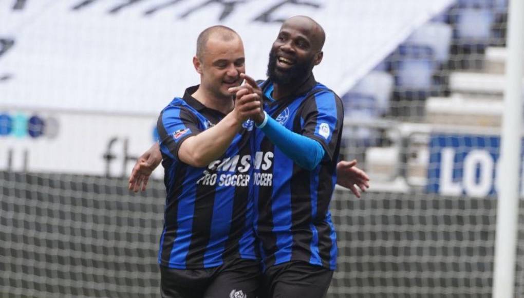 Los ex jugadores volvieron a celebrar como lo hicieron alguna vez en el DW Stadium. El cuadro inglés, en la actualidad, milita en la tercera división de Inglaterra.