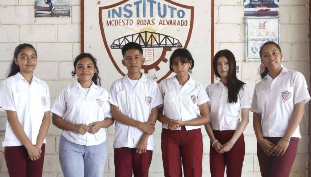 Seis jovencitos del Instituto Gubernamental Modesto Rodas Alvarado, ubicado en Chamelecón, San Pedro Sula, son los que brillan y se imponen por su disciplina y esmero en la excelencia académica entre una población estudiantil de más de 800 alumnos. Ellos son: Emily Grace Ulloa Granados, Jenndy Joely Gómez Portillo, Carlos Eduardo Martínez Suazo, Rosa Nathalia Oliva Flores, Lizzy Valeria Hernández Rivera y Rachel Marie Norales Costly.