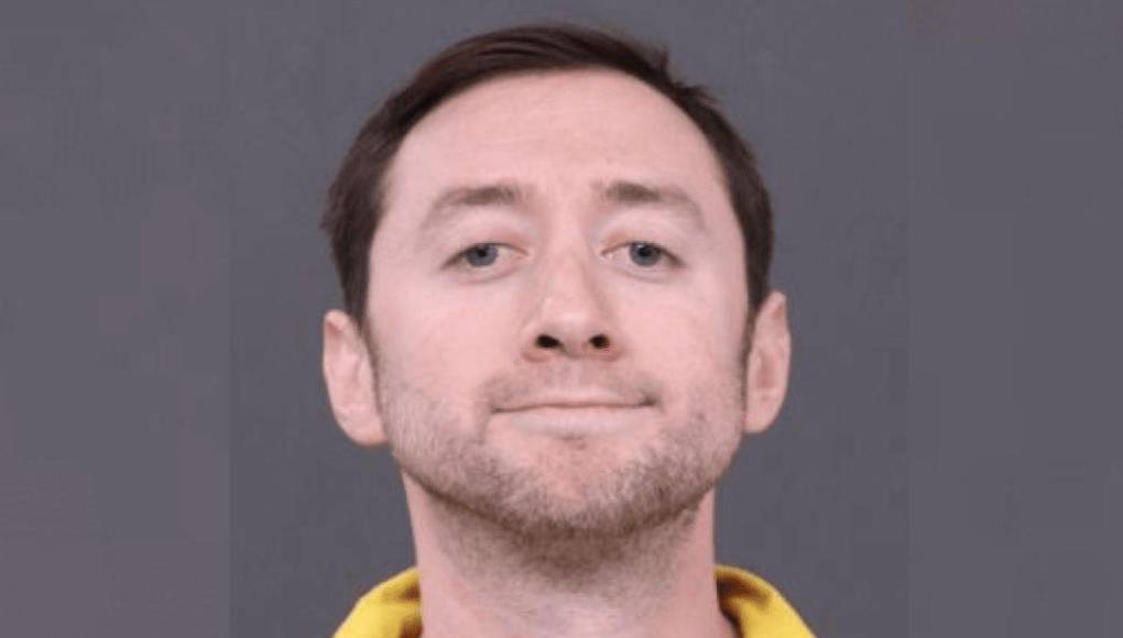 En un violento suceso que ha conmocionado al estado de Pensilvania, Justin Mohn, un estadounidense de 32 años, fue detenido casi 12 horas después de decapitar a su propio padre con un machete y huir de la escena del crimen en su vehículo. 