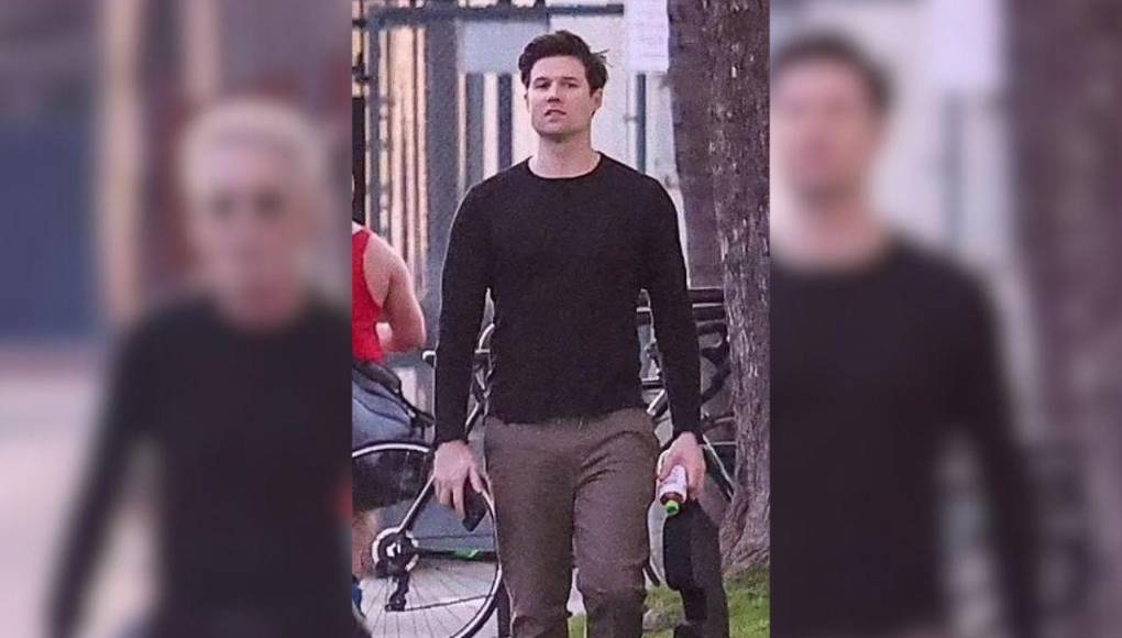 Kevin, por su parte, llevaba joggers marrones, zapatillas Converse Chuck Taylor y sostenía un cojín de ejercicio y una bebida embotellada.