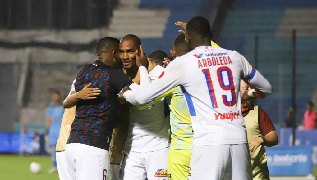 Prensa hondureña se rinde al Olimpia luego de que albo prolongó su invicto al vencer increíblemente con diez jugadores al Real España.