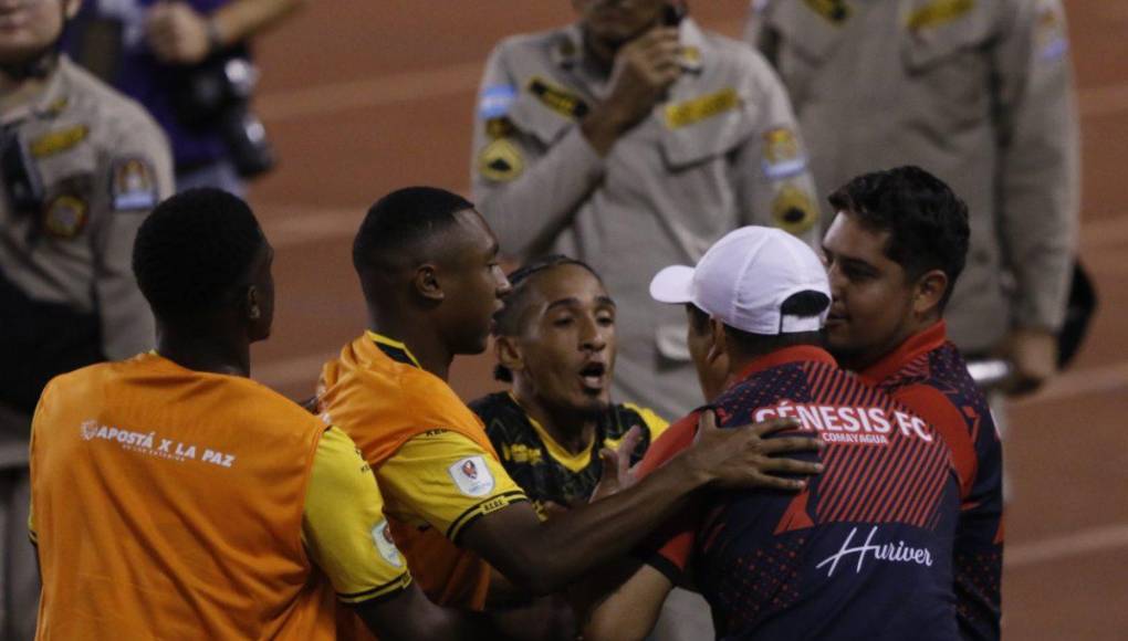 Reynaldo Tilguath, DT del Génesis, denunció que en Real España escondieron los balones y eso provocó su enojo.