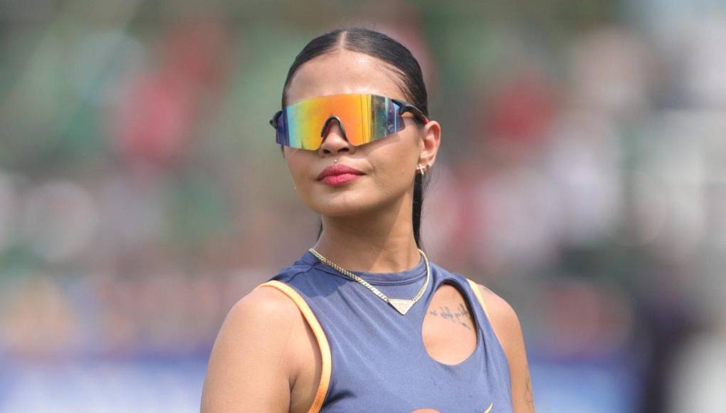 Una de las hermosas edecanes de Tiendas Rossy que cautiva en la Gran Final.