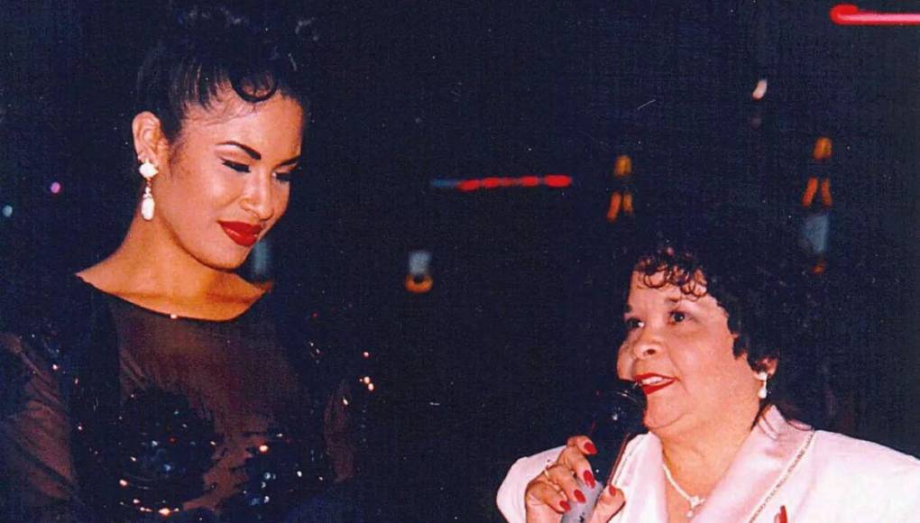 La cantante estadounidense de origen mexicano, murió a los 23 años, un 31 de marzo de 1995, tras ser asesinada por quien creía era su amiga y presidenta de su club de fans, Yolanda Saldivar, durante un altercado en el Days Inn Motel de Corpus Christi.