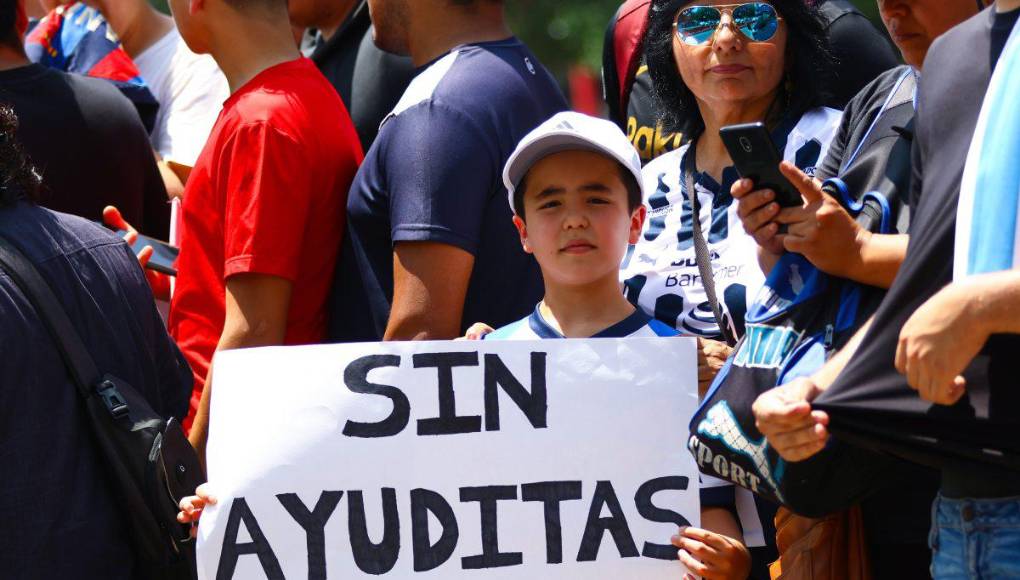 Este aficionado sorprendió con un picante mensaje: “Sin ayudaditas Messi”.