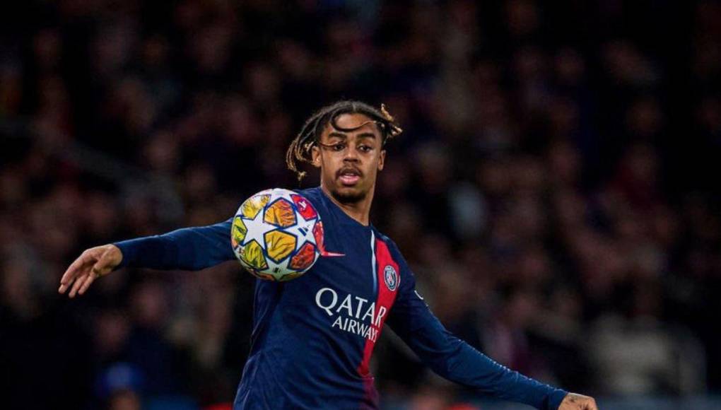Bradley Barcola: El joven será para sorpresa el centro-delantero del PSG para el duelo de este martes ante Barcelona.