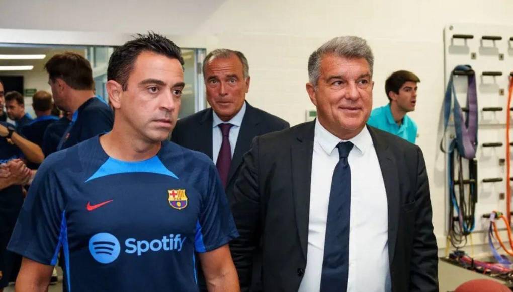 Laporta cree que el entrenador tiene dos discursos. En la reunión que mantuvo en casa del presidente, Xavi le aseguró que tenía plena confianza en la plantilla y que podría luchar por los títulos. Sin embargo, en esas declaraciones previas al partido del Almería aseguró que difícilmente podrían competir frente al Real Madrid u otros grandes equipos europeos. El motivo, los problemas económicos para reforzarse.