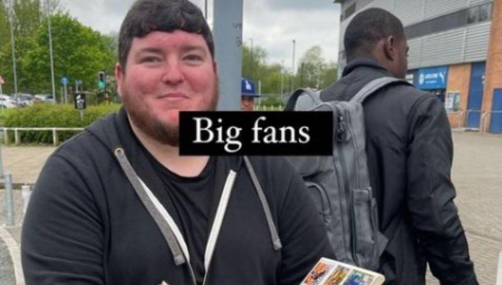 El fanático se mostró muy feliz con la firma de Maynor Figueroa en su álbum con los futbolistas del Wigan de Inglaterra. ¡Momentazo!