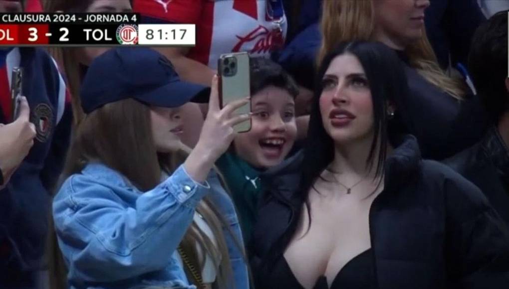 La mujer de la izquierda, de chamarra de mezclilla y gorra azul, es Perla Yazmín Sauceda.