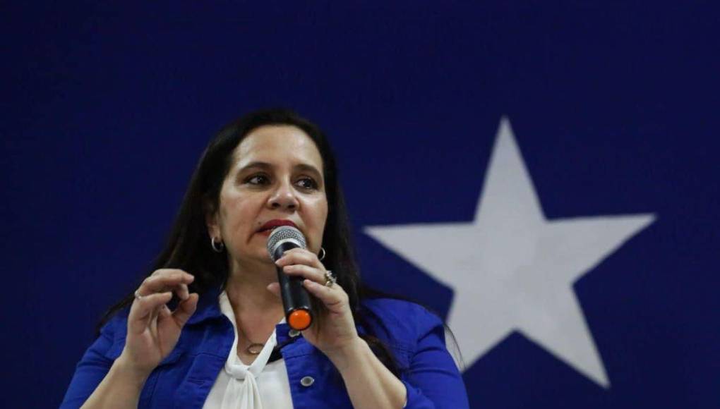 La exprimera dama de Honduras y actual precandidata presidencial por el Partido Nacional, Ana García Carías, respondió contundente a medios de comunicación cómo financiará su campaña electoral, dado a los problemas financieros familiares provocados por el juicio del expresidente Juan Orlando Hernández.