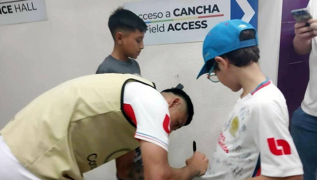 Al final del partido, Andy Nájar tuvo un lindo gesto con estos niños aficionados del Olimpia y les firmó su camiseta.