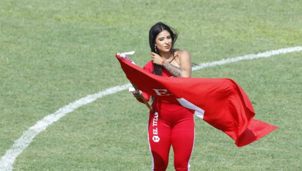 Lindas edecanes pudimos ver en el césped del estadio Yankel Rosenthal antes del pitazo inicial del Marathón vs Motagua.