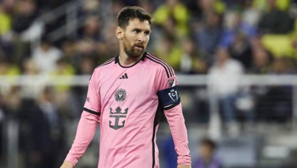 No es una lesión, pero sí una molestia que se le ha vuelto crónica al capitán argentino. Esa zona de la pierna derecha, por una lastimadura que tardó en cicatrizar y cada tanto le trae inconvenientes, suele ser un tema a tratar recurrente en cada uno de los partidos