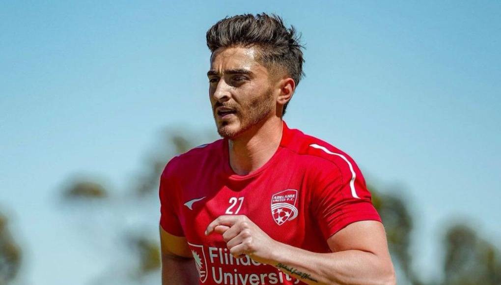 Josh Cavallo, ya había sido noticia mundial hace un par de años cuando se declaró publicamente homosexual y se convirtió en el primer futbolista en activo de la liga de Australia, y uno de los pocos en el mundo, en hacerlo.