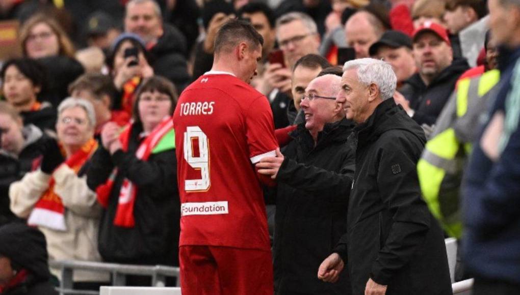 Sven-Göran Eriksson es una figura emblemática en el mundo del fútbol. Su trayectoria se extiende a lo largo de más de cuatro décadas, habiendo dejado huella en diferentes ligas europeas e internacionales. Su palmarés incluye títulos en Suecia con el IFK Gotemburgo, donde se alzó con la liga local y conquistó la Copa de la UEFA en la temporada 1981-1982, hito que puso su nombre en la mira del fútbol internacional.