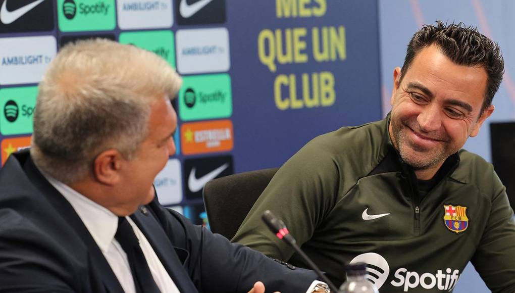 Xavi se queda un año más al frente del Barcelona y comienza a orquestar el plan en cuanto a fichajes.
