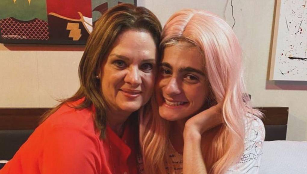 Érika Buenfil reveló que está de acuerdo en que su hijo Nicolás Buenfil utilice vestidos y pelucas. 