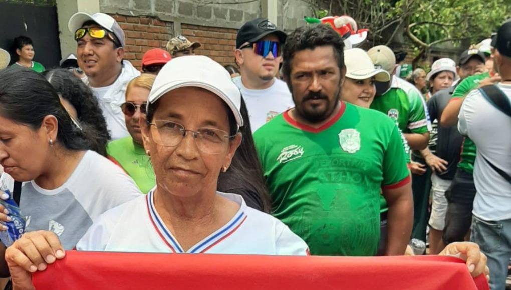 Una señora del Olimpia viajó desde Tegucigalpa y denunció que no la dejaban ingresar al estadio.
