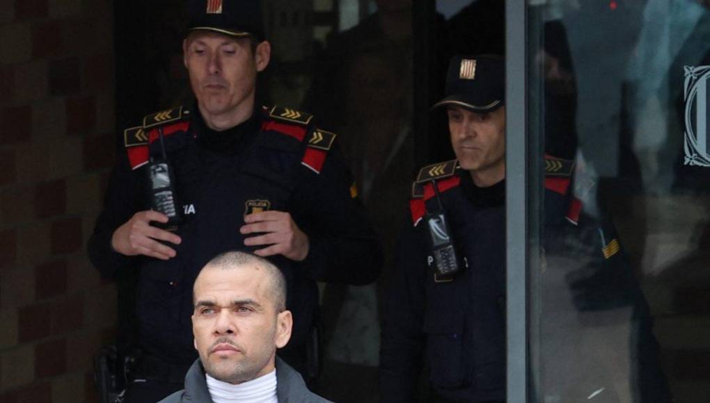 Alves se reintegra a su vida cotidiana tras su salida de prisión, este gesto inesperado deja una impresión duradera en la percepción pública de su situación.