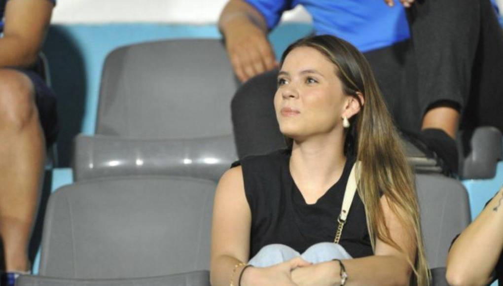 La bella Cecilia García se instaló en el sector de silla del estadio Nacional para ver a su amado novio Agustín Auzmendi.
