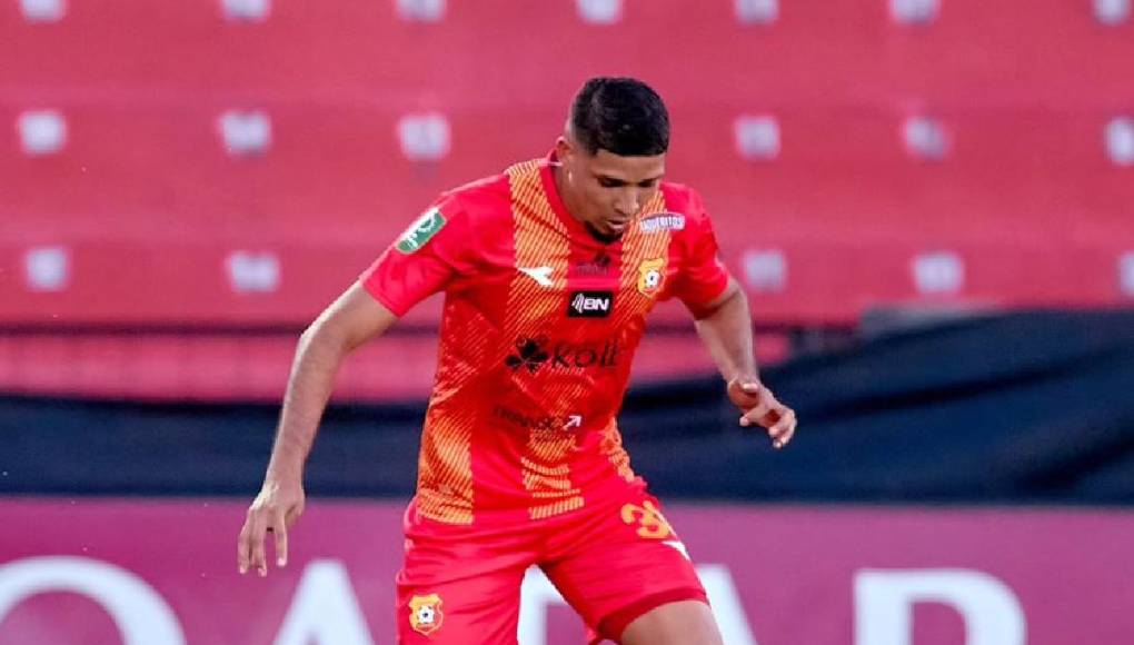 En la zona baja aparecen figuras de la talla de Getsel Montes, futbolista del Herediano que ha levantado la mano ante su buen nivel.