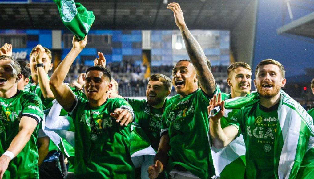 Tras el pitazo final, Luis Palma se robó el show en los festejos del Celtic por la consagración del título. 