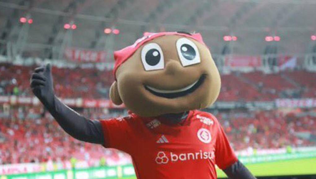 La situación alcanzó su punto más crítico cuando, tras un gol del equipo, la mascota se acercó a Gisele Kümpel y la abrazó de manera prolongada, acompañando al<b> gesto con lo que ella percibió como un intento de beso.</b>