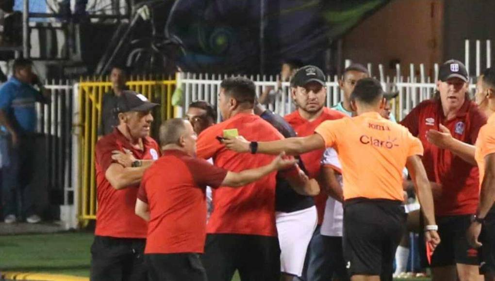 Pedro Troglio tuvo que ser separado por los propios miembros del cuerpo técnico del Olimpia. 