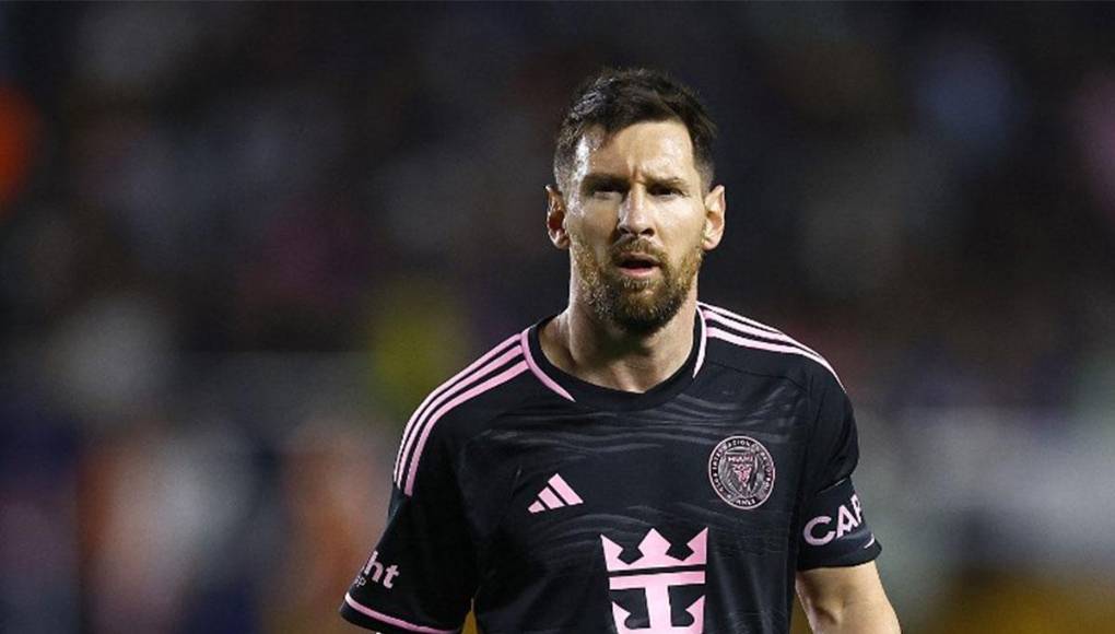 Kim logró que su pequeño fuera uno de los niños que salieron de la mano de los jugadores al inicio del partido, y le tocó ir junto al capitán del Inter de Miami, Lionel Messi.