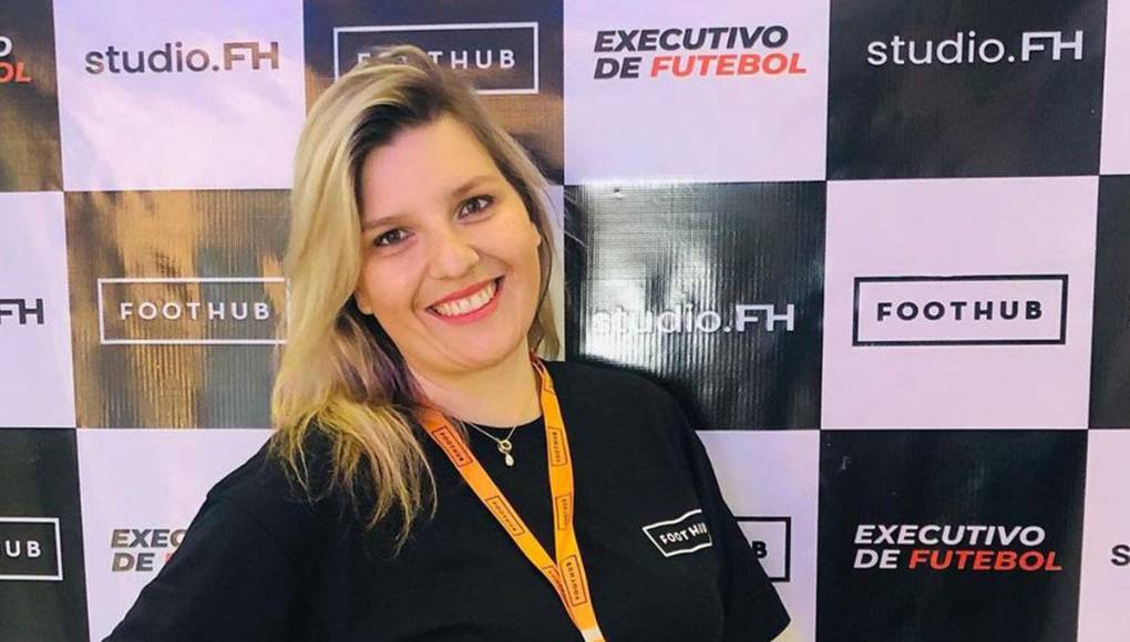 El relato de la periodista no solo habla de gestos físicos, sino también de sensaciones, como el sonido del beso y el sudor que pudo sentir mientras era abrazada por la mascota del Internacional.