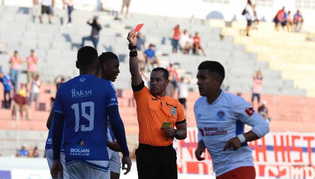 El partido Victoria vs Olimpia contó con dos expulsiones: Por los albos fue expulsado André Orellana y por la jaiba el volante Allan Banegas. 