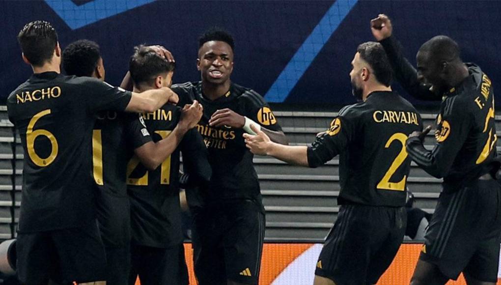 Jugadores del Real Madrid se unen a los festejos de Brahim Díaz.