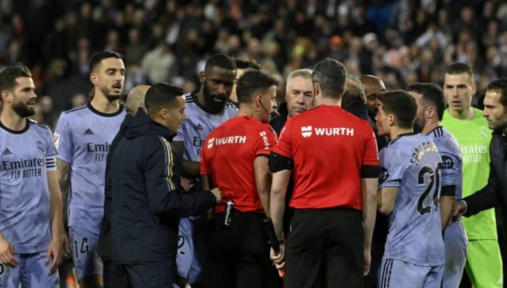 “Tras la finalización del partido y aún en el terreno de juego, se dirigió hacia mí corriendo y en actitud agresiva y a gritos, repitiendo en varias ocasiones ‘it´s a fucking goal’ (es un jodido gol)”, detalló Gil Manzano en su acta.