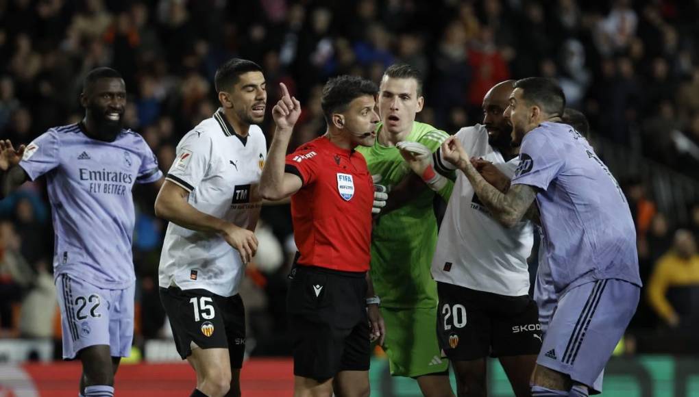 En el Real Madrid buscarán apelar la tarjeta roja a Bellingham. 