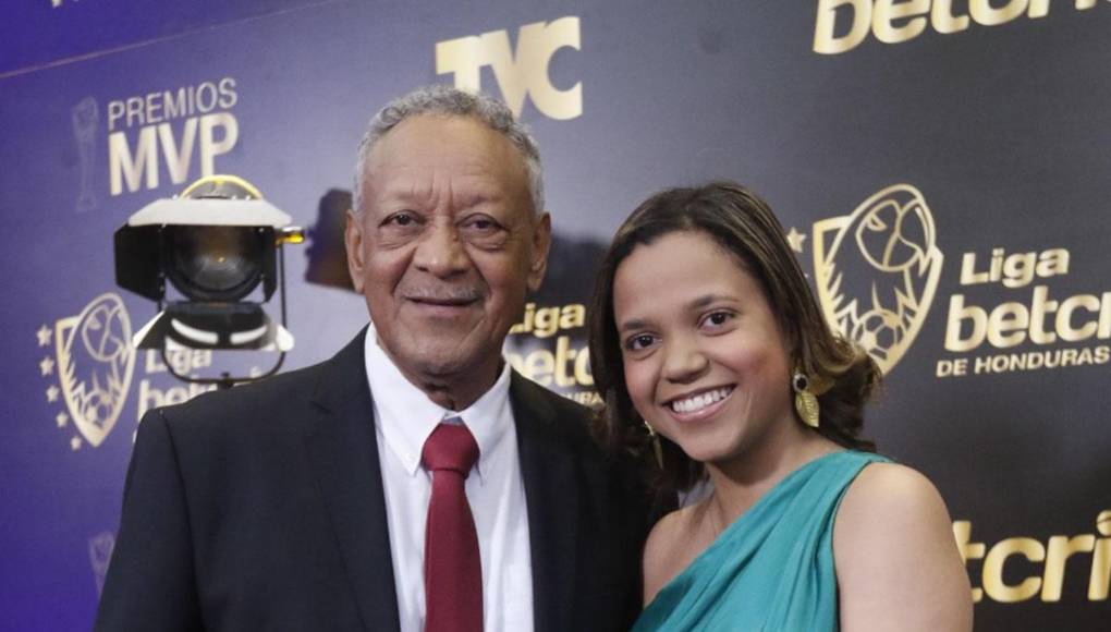 Gustavo “Maní” Suazo, kinesiólogo del Marathón, llegó acompañado por su hija.