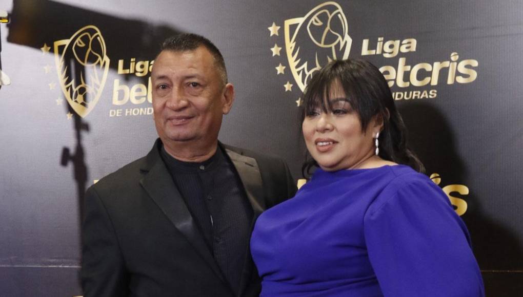 El técnico José Humberto Rivera del Olancho FC llegó acompañado por su esposa.
