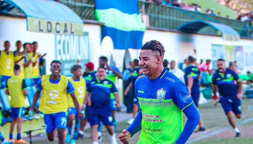 Apenas a los 50 segundos de haber comenzado el juego, Olancho FC se puso en ventaja ante Marathón con gol de Ángel Villatoro. 
