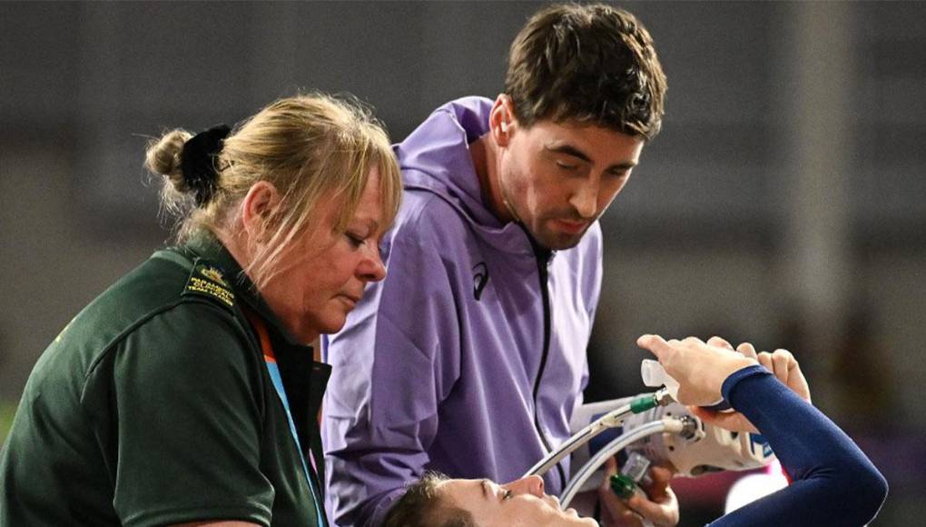 La saltadora quedó en el suelo gritando de dolor, mientras recibía oxígeno y atención médica urgente.