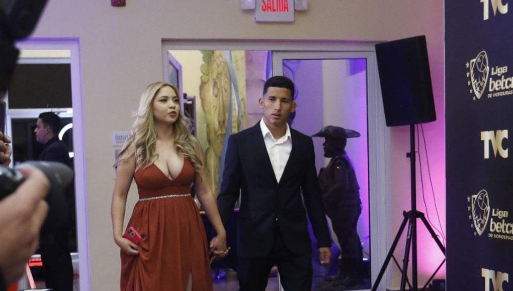 José Mario Pinto del Olimpia llegó junto a su esposa.