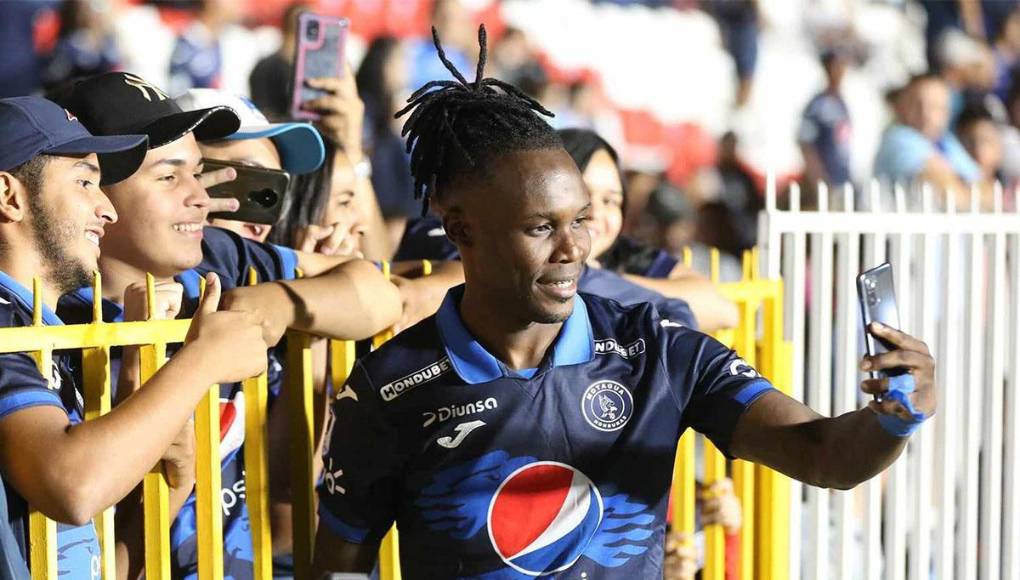 Tras el final del juego, Rubilio compartió con los aficionados y se tomó una selfie con ellos. 