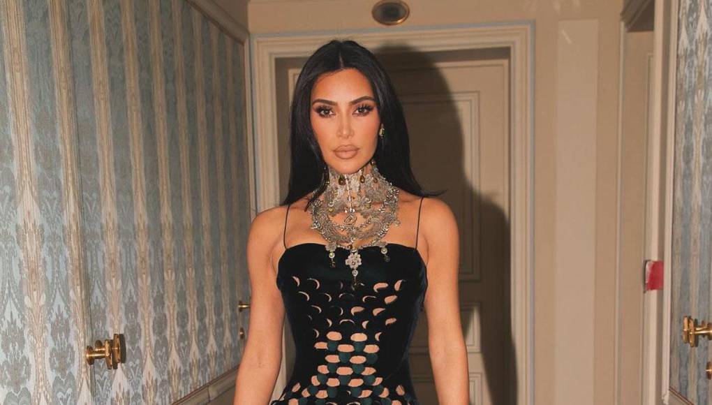 Kim Kardashian, es una socialité, modelo, empresaria y personaje público estadounidense.